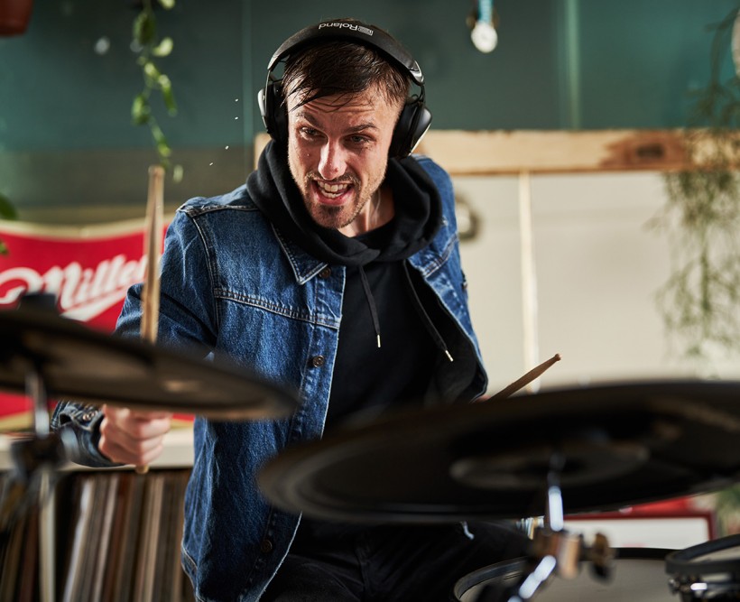 Roland 和 V-MODA 合作推出 VMH-D1 電鼓專用頭戴耳機(jī) Roland 和 V-MODA 合作推出 VMH-D1 電鼓專用頭戴耳機(jī)